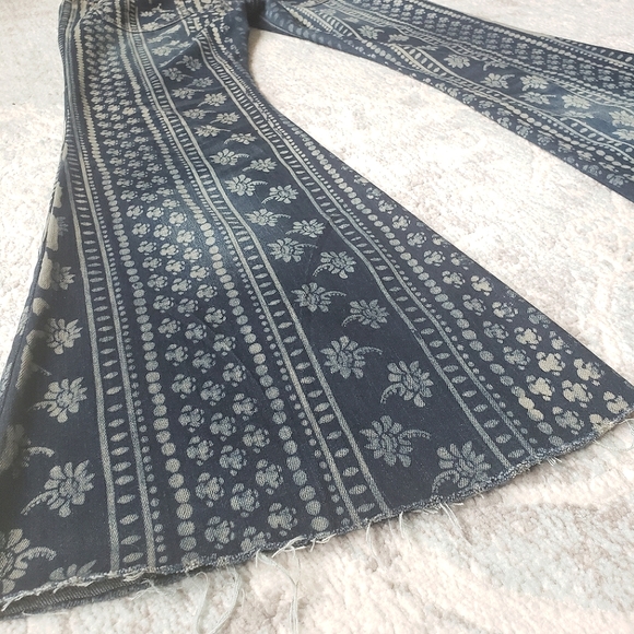 💎FREE PEOPLE 💎Rare, like new! size 28 Bali print festival raw hem flare jeans! - Picture 8 of 12
